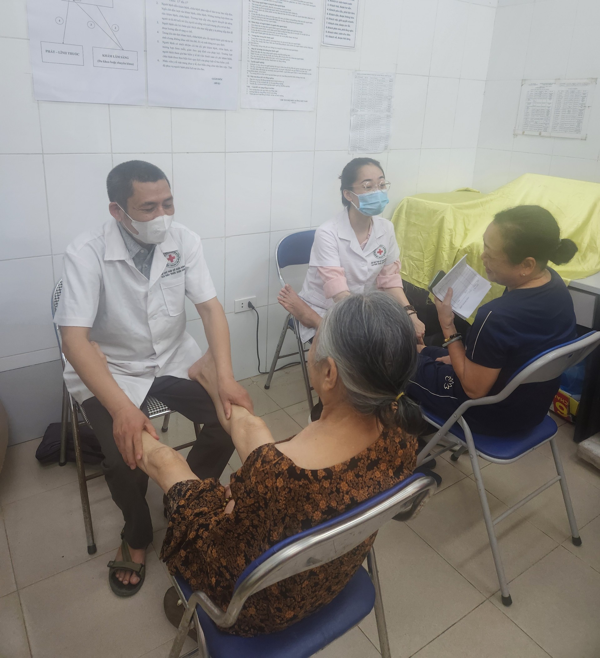 Đống Đa, Hà Nội: Câu Lạc bộ Thầy thuốc tình nguyện, Hội Chữ thập đỏ tổ chức Chăm sóc sức khỏe và cấp thuốc miễn phí cho người dân phường Thổ Quan