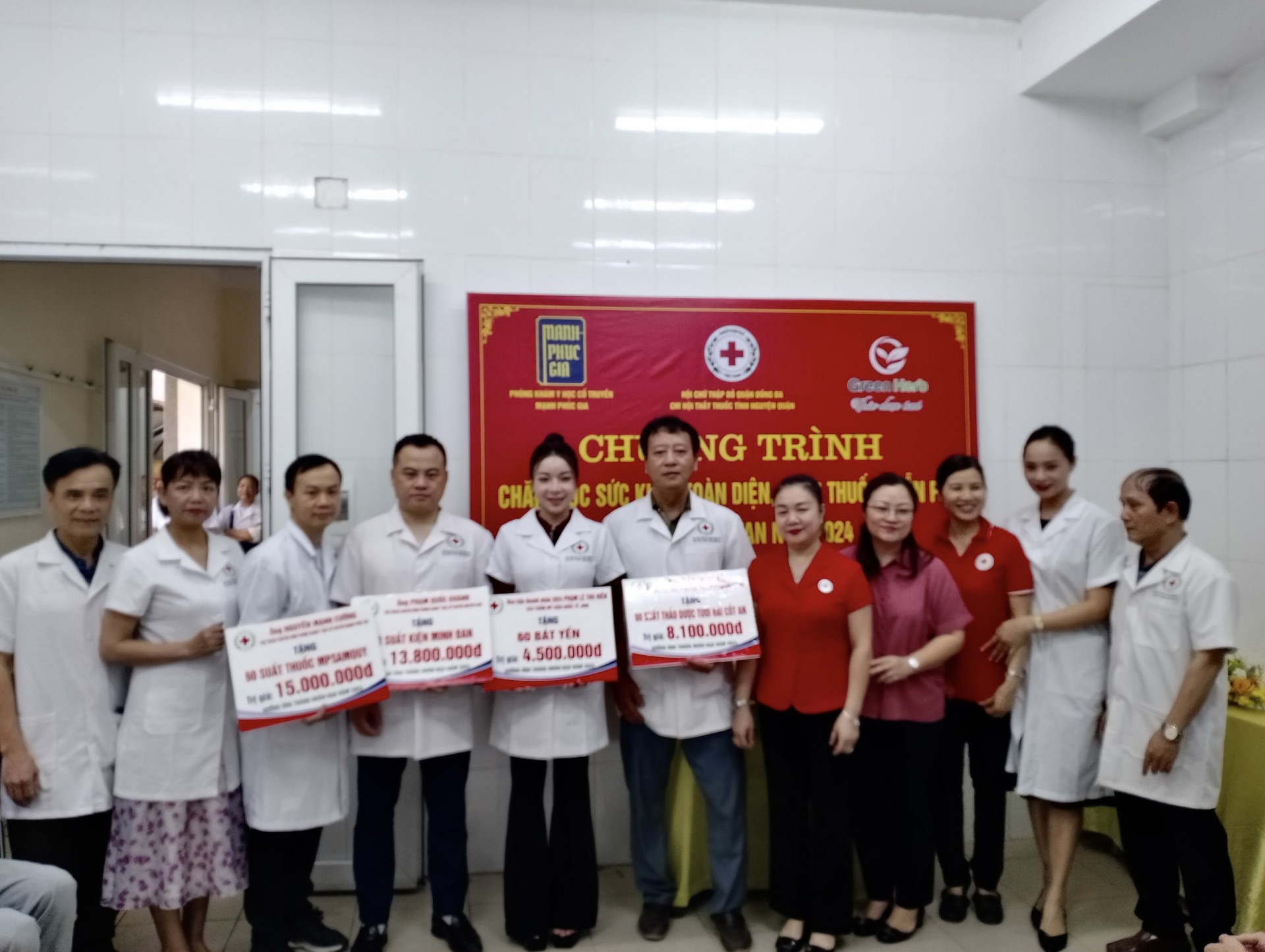 Đống Đa, Hà Nội: Câu Lạc bộ Thầy thuốc tình nguyện, Hội Chữ thập đỏ tổ chức Chăm sóc sức khỏe và cấp thuốc miễn phí cho người dân phường Thổ Quan