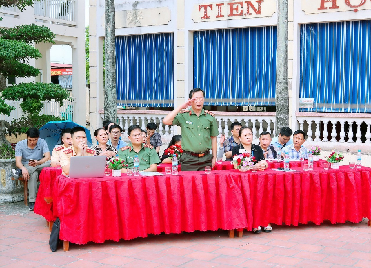 Hải Phòng: Hơn 1.300 học sinh và phụ huynh trường THPT Nhữ Văn Lan được tuyên truyền về ATGT và an ninh mạng