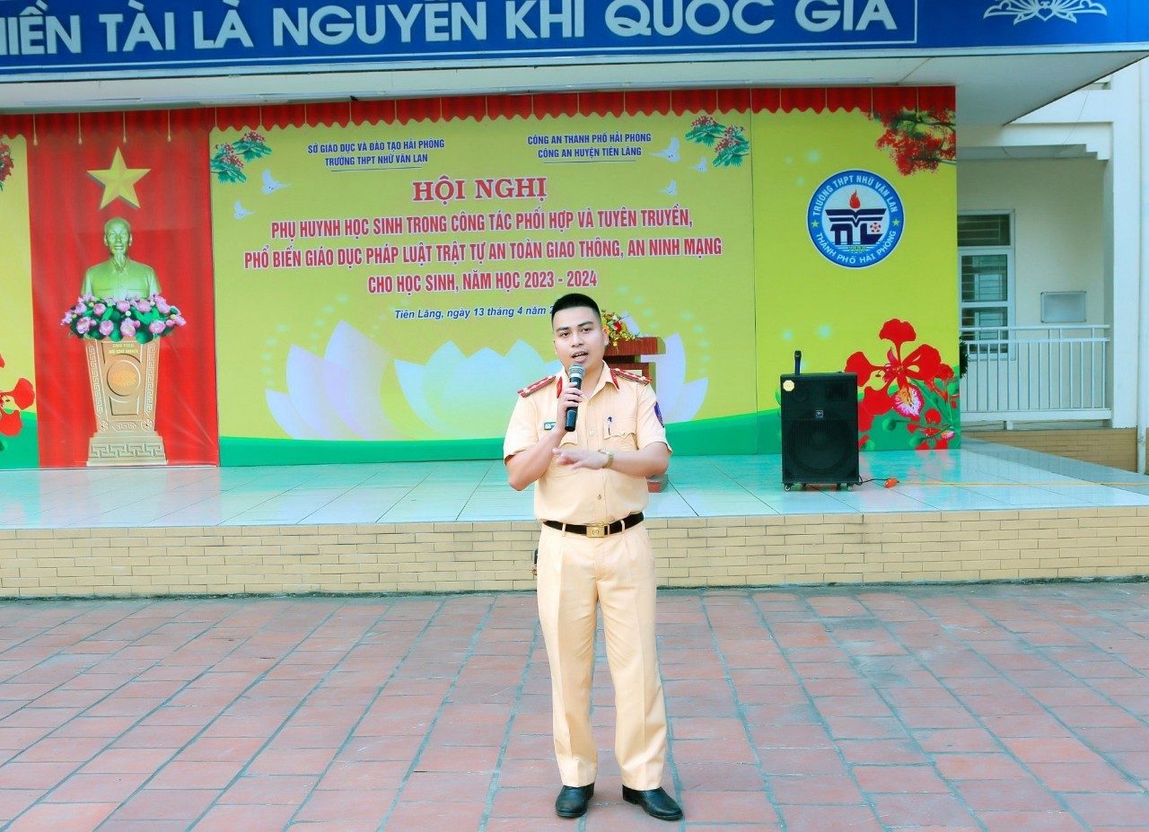 Hải Phòng: Hơn 1.300 học sinh và phụ huynh trường THPT Nhữ Văn Lan được tuyên truyền về ATGT và an ninh mạng