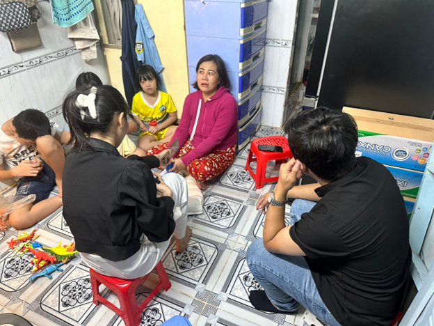 Chị Dung chia sẻ về hoàn cảnh gia đình với các phóng viên đến thăm