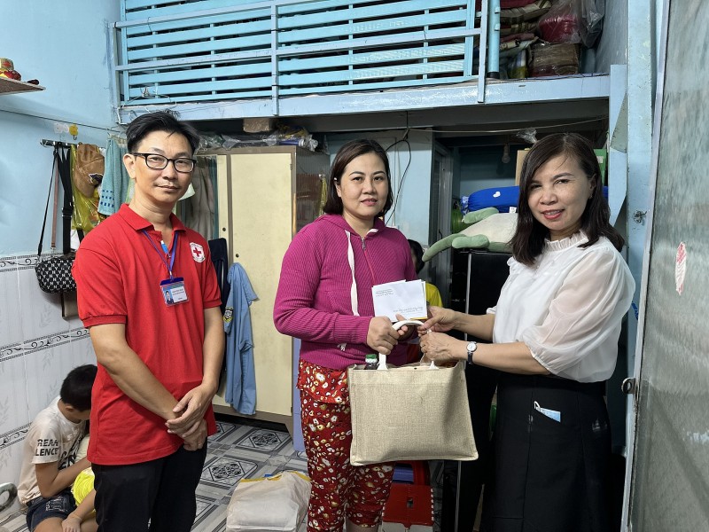 Bác sĩ Trần Thị Thắm - Giám đốc Trung tâm Hiến máu nhân đạo Thành phố trao quà cho Chị Dung.