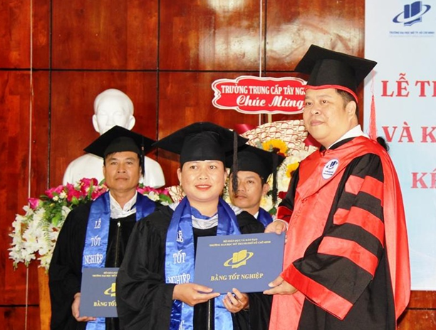 Trường Đại học Mở TP. Hồ Chí Minh cũng trao bằng tốt nghiệp cho 81 tân cử nhân