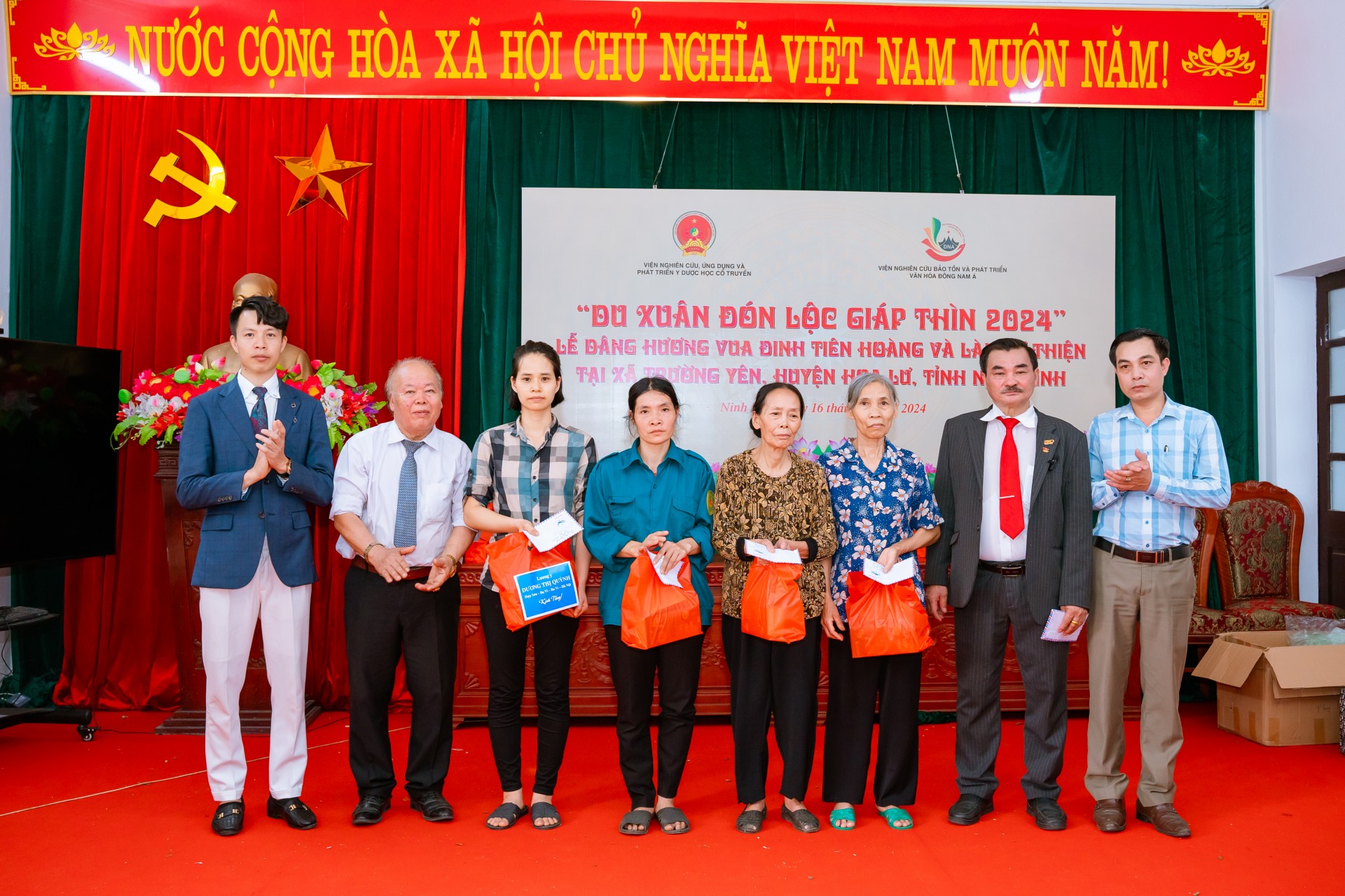 Trao quà từ thiện cho các gia đình chính sách, hộ nghèo, học sinh nghèo học giỏi tại Ninh Bình.
