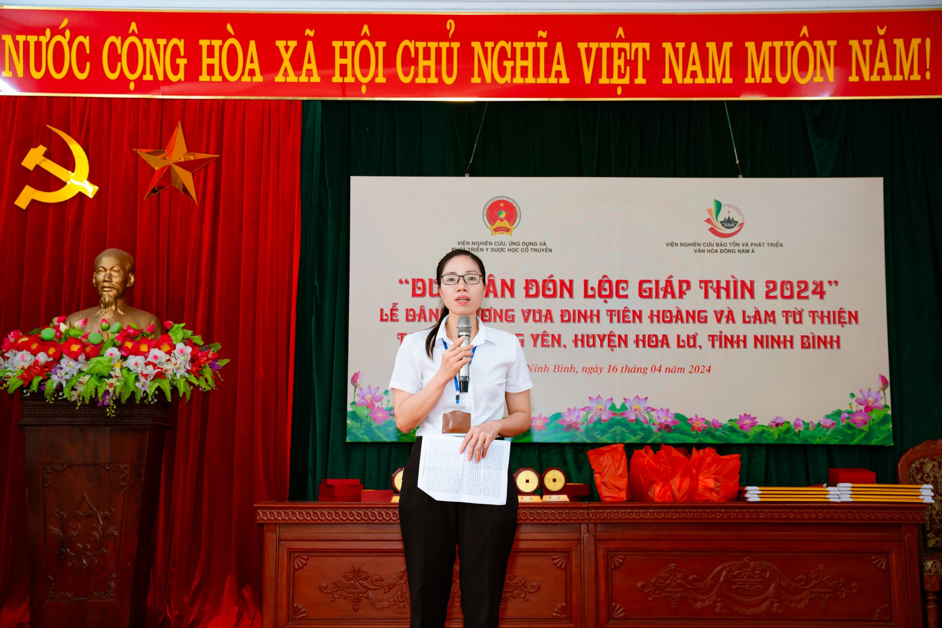 Trao quà từ thiện cho các gia đình chính sách, hộ nghèo, học sinh nghèo học giỏi tại Ninh Bình.