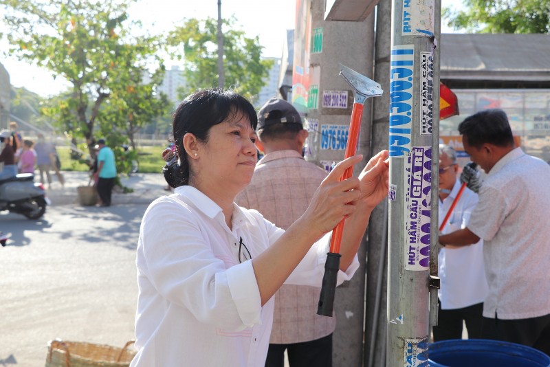 Bà Nguyễn Thị Thu Lan, Quận uỷ viên- Bí thư Đảng uỷ phường, tham gia tổng vệ sinh cùng nhân dân