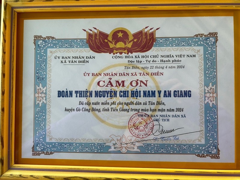 Chi hội Nam Y An Giang (Hội Nam Y Việt Nam) cấp phát nước miễn phí cho người dân tỉnh Tiền Giang