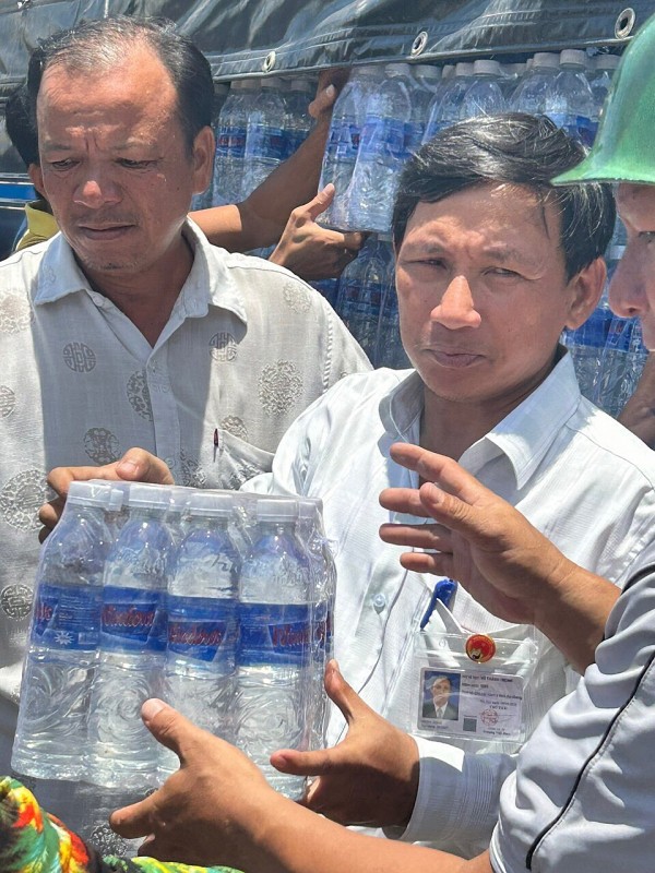 Chi hội Nam Y An Giang (Hội Nam Y Việt Nam) cấp phát nước miễn phí cho người dân tỉnh Tiền Giang