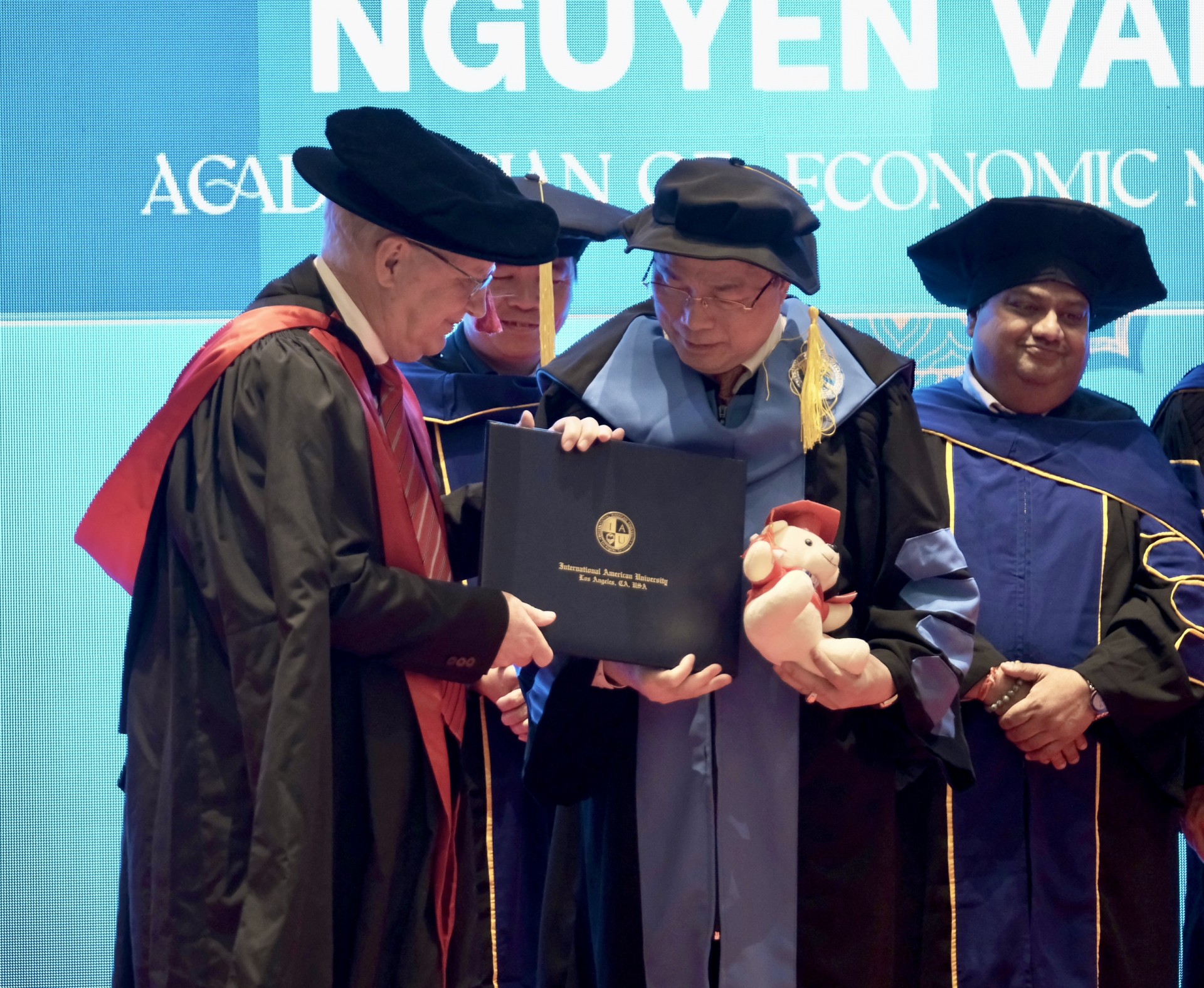GS. TS Nguyễn Văn Đệ - Chủ tịch Hiệp hội bệnh viện tư nhân Việt Nam nhận bằng Viện sĩ danh dự