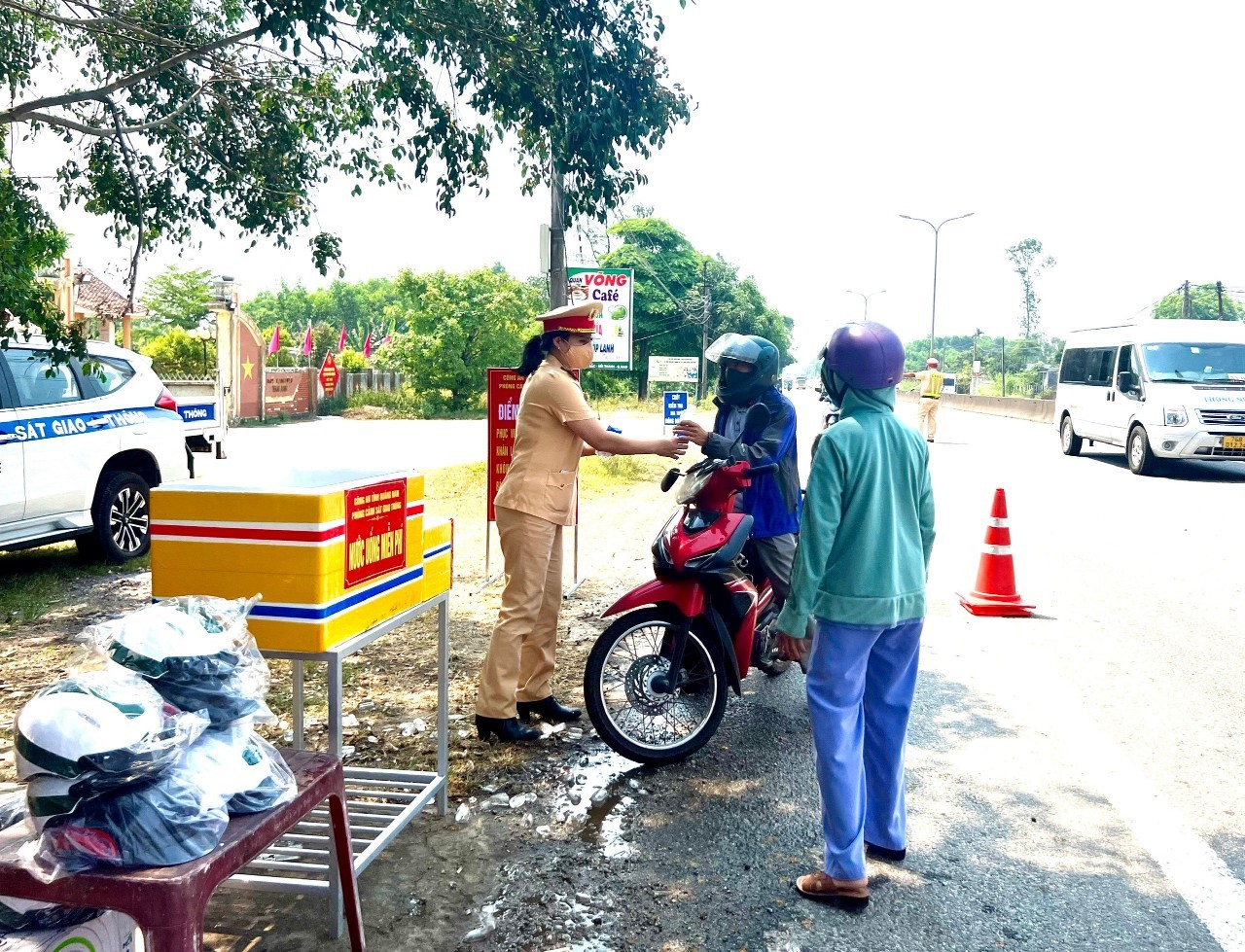 Quảng Nam: CSGT phát nước, khăn lạnh và đổi mũ bảo hiểm miễn phí cho người dân về quê nghỉ lễ