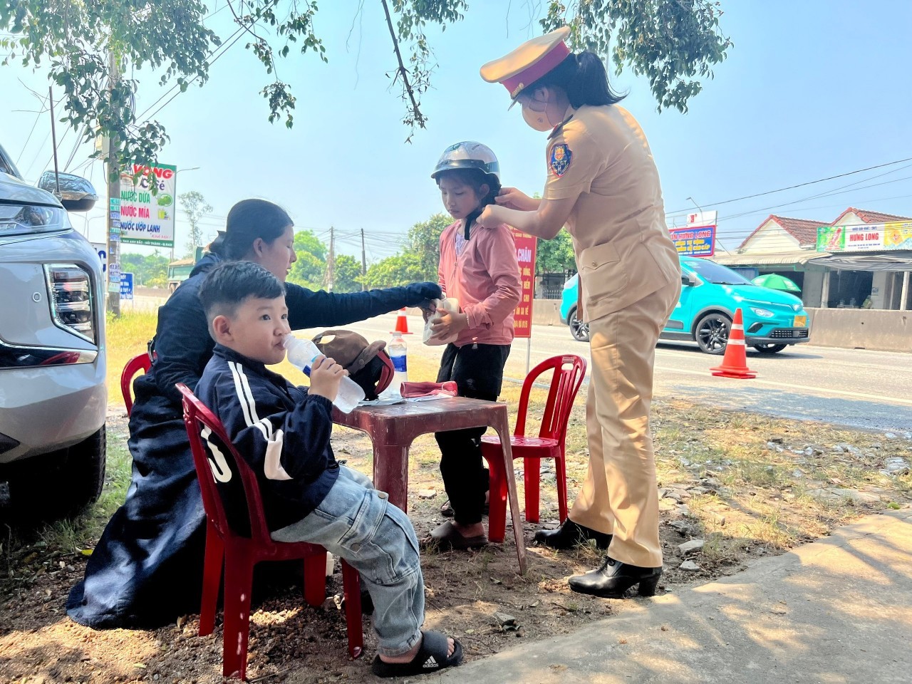 Quảng Nam: CSGT phát nước, khăn lạnh và đổi mũ bảo hiểm miễn phí cho người dân về quê nghỉ lễ
