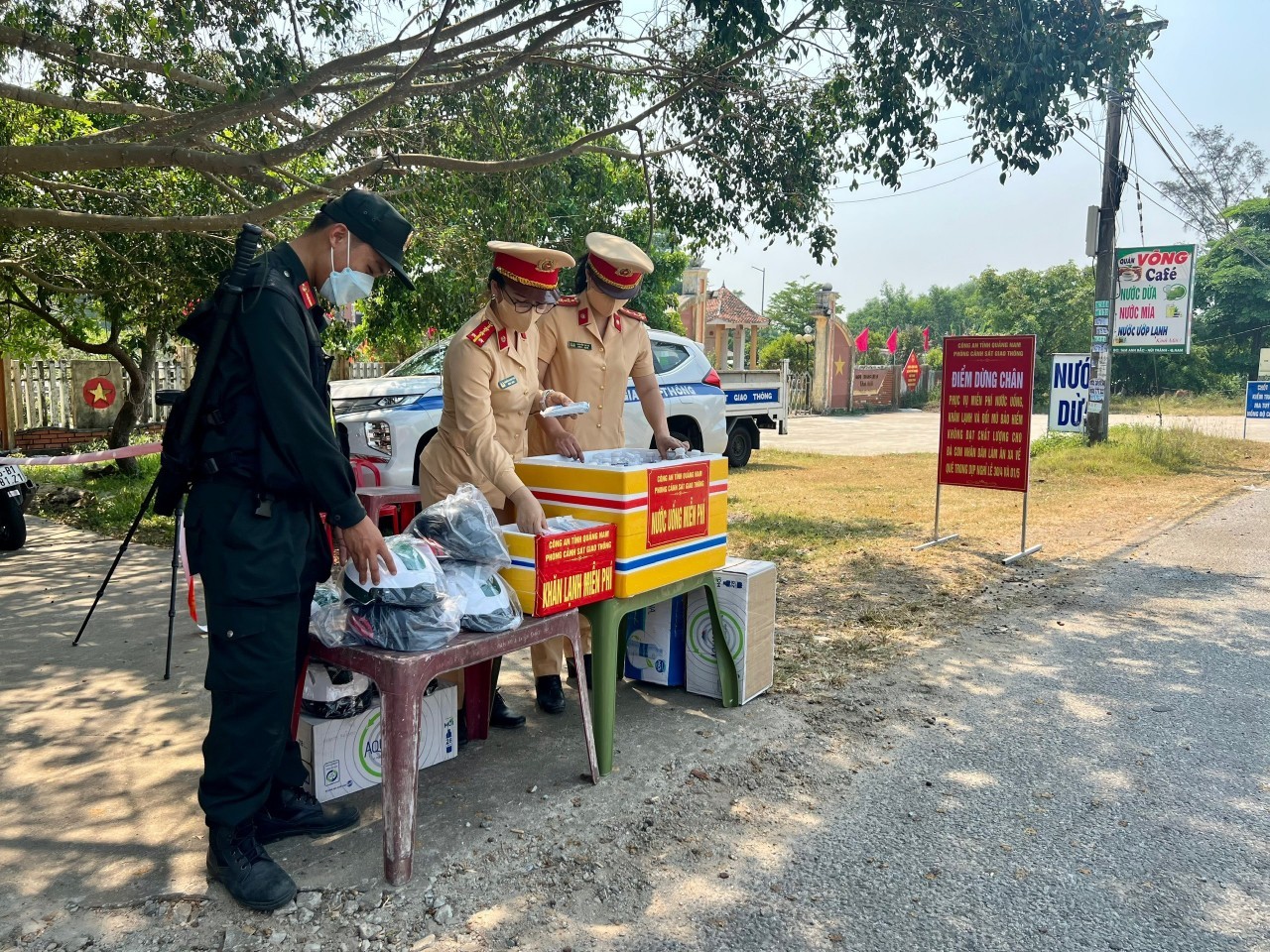 Quảng Nam: CSGT phát nước, khăn lạnh và đổi mũ bảo hiểm miễn phí cho người dân về quê nghỉ lễ