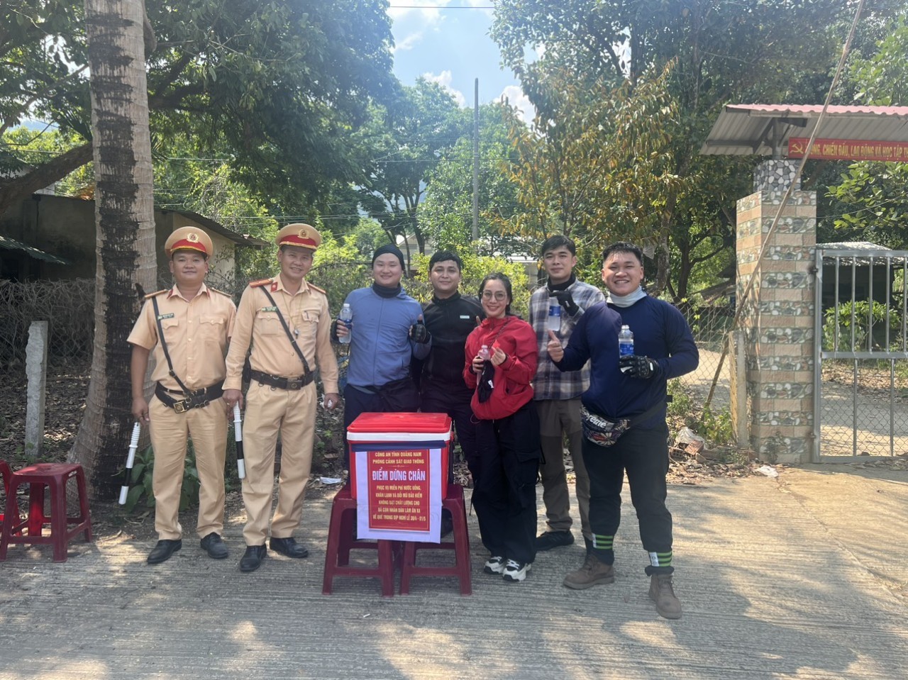 Quảng Nam: CSGT phát nước, khăn lạnh và đổi mũ bảo hiểm miễn phí cho người dân về quê nghỉ lễ