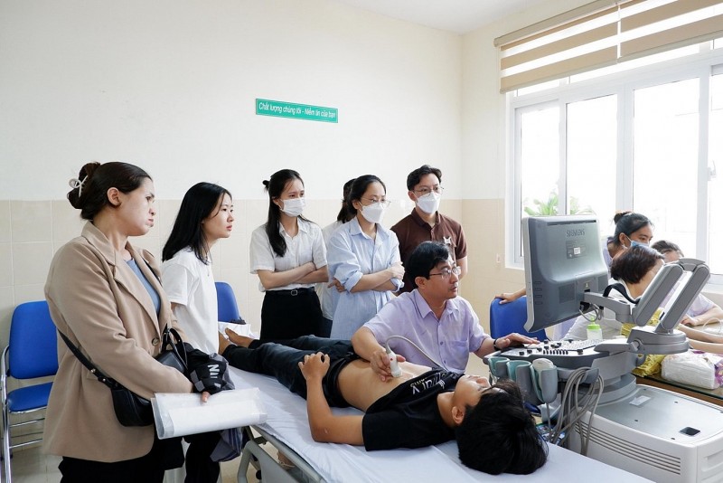 Bác sĩ Nhi khoa Bệnh viện Nhi đồng I TP.HCM và Trung tâm tim mạch – Bệnh viện Đa khoa tỉnh Khánh Hoà thăm khám cho các cháu.