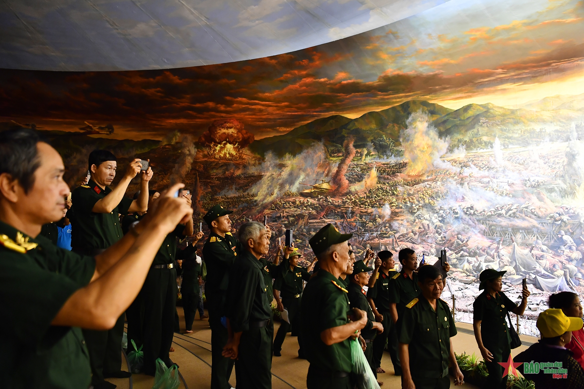 Bức tranh Panorama Chiến dịch Điện Biên Phủ - Kỳ tích của mĩ thuật Việt Nam