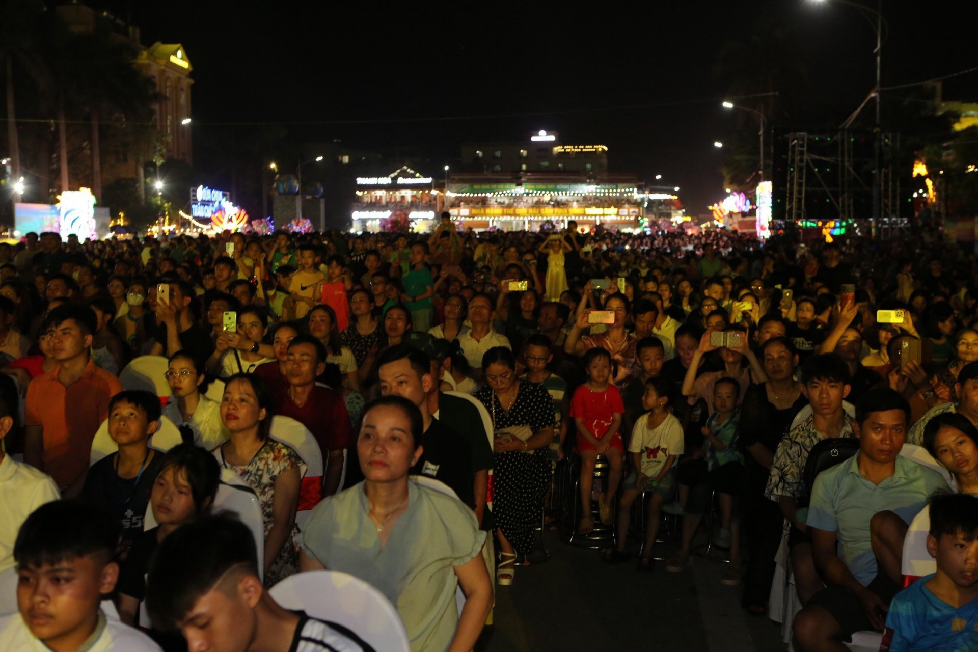 Hàng nghìn du khách về dự khai hội du lịch “Hải Tiến - Biển hát khúc tình ca" năm 2024
