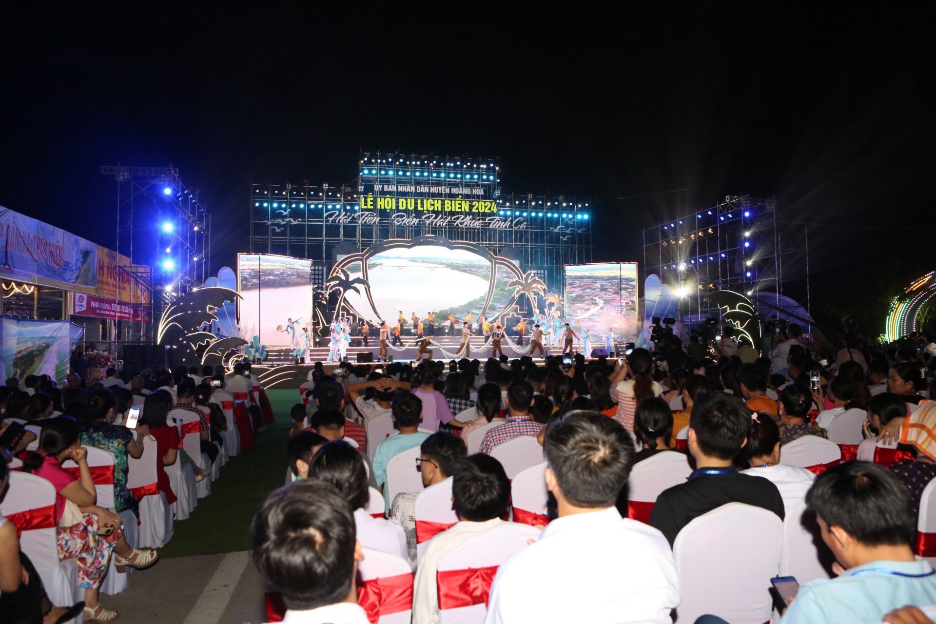 Hàng nghìn du khách về dự khai hội du lịch “Hải Tiến - Biển hát khúc tình ca" năm 2024