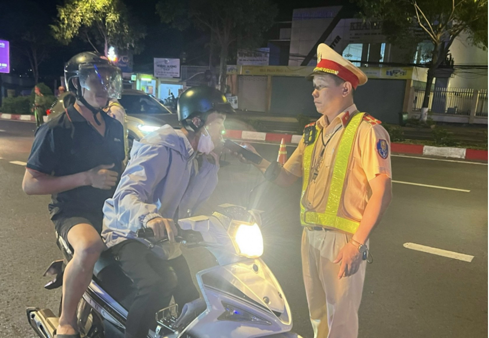 Cảnh sát giao thông Công an tỉnh Đắk Nông kiểm tra nồng độ cồn, xử lý các vi phạm trật tự an toàn giao thông