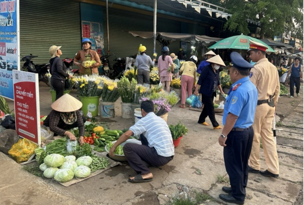 Lực lượng cảnh sát giao thông Công an tỉnh Đắk Nông phối hợp với các cơ quan kiểm tra, giải tỏa hành lang an toàn giao thông