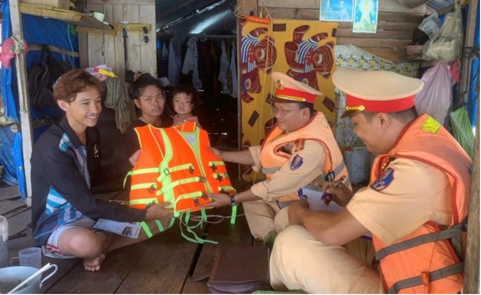 Cảnh sát giao thông tỉnh Đắk Nông tăng cường tuyên truyền, hỗ trợ người dân bảo đảm an toàn giao thông đường thủy