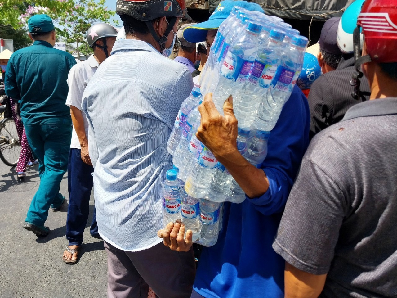 Chi hội Nam y An Giang: Chuyến đi thiện nguyện cấp phát nước miễn phí tại xã Tân Phong, huyện Thạnh Phú, tỉnh Bến Tre