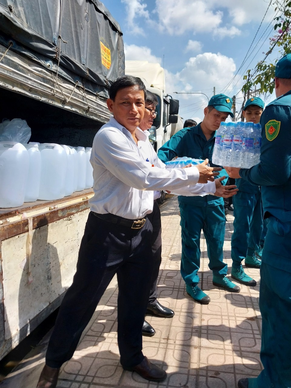 Chi hội Nam y An Giang: Chuyến đi thiện nguyện cấp phát nước miễn phí tại xã Tân Phong, huyện Thạnh Phú, tỉnh Bến Tre