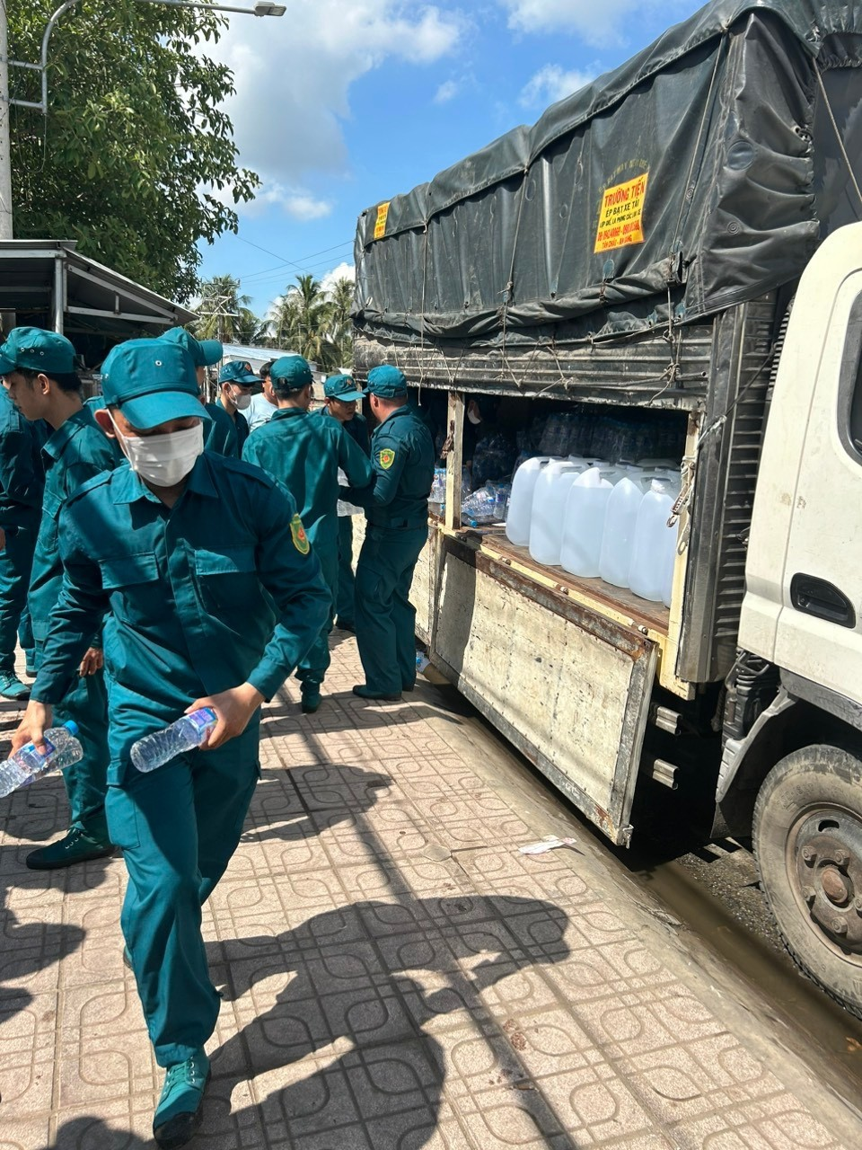 Chi hội Nam y An Giang: Chuyến đi thiện nguyện cấp phát nước miễn phí tại xã Tân Phong, huyện Thạnh Phú, tỉnh Bến Tre