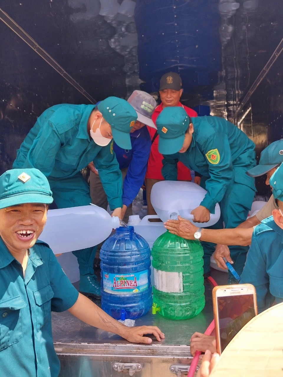 Chi hội Nam y An Giang: Chuyến đi thiện nguyện cấp phát nước miễn phí tại xã Tân Phong, huyện Thạnh Phú, tỉnh Bến Tre