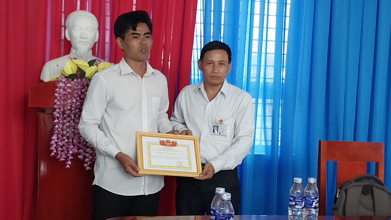 Chi hội Nam y An Giang: Chuyến đi thiện nguyện cấp phát nước miễn phí tại xã Tân Phong, huyện Thạnh Phú, tỉnh Bến Tre