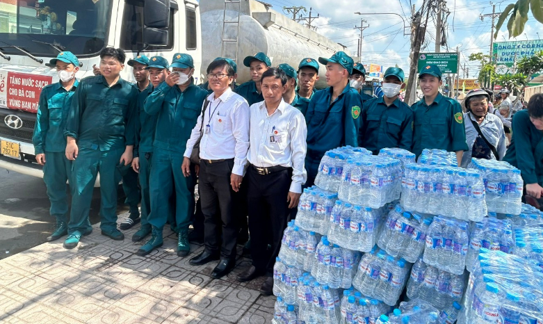 Chi hội Nam y An Giang: Chuyến đi thiện nguyện cấp phát nước miễn phí tại xã Tân Phong, huyện Thạnh phú, tỉnh Bến Tre