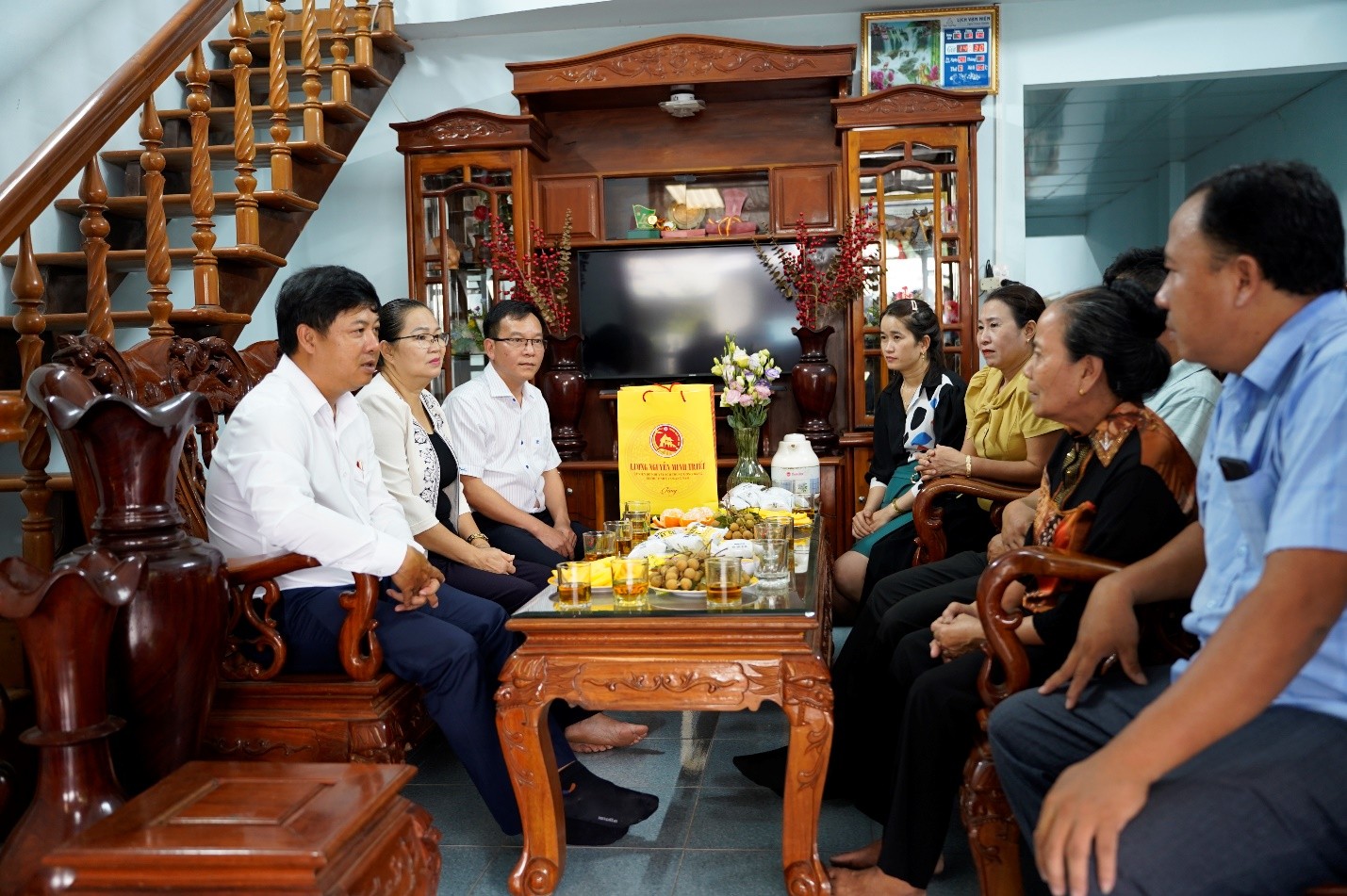 Bí thư Tỉnh ủy Quảng Nam thăm, tặng quà cho thân nhân gia đình liệt sĩ trong chiến dịch Điện Biên Phủ