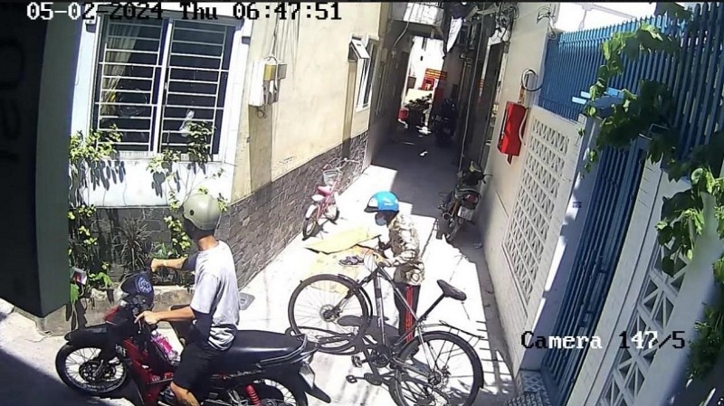 Hai đối tượng đang thực hiện hành vi trộm cắp tài sản tại hẻm Lê Đình Thám ngày 02/05/2024. Ảnh: Công an phường Tân Quý