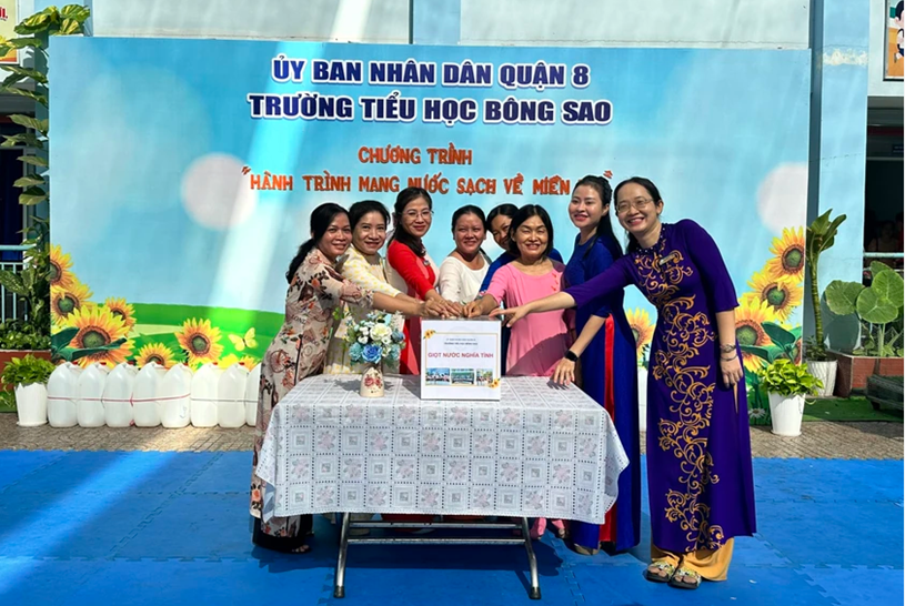 TPHCM: Học sinh, giáo viên mang nước sạch về miền Tây khô hạn