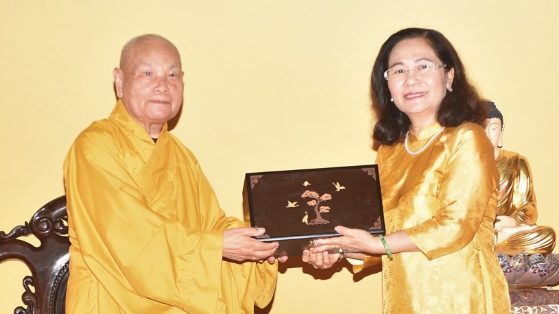 Phó Bí thư Thành ủy TPHCM Nguyễn Thị Lệ vấn an, chúc mừng Hòa thượng Thích Thiện Nhơn nhân Đại lễ Phật đản