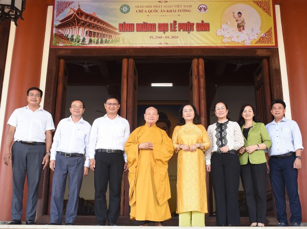 Phó Bí thư Thành ủy TPHCM Nguyễn Thị Lệ thăm, chúc mừng Phật đản tại chùa Quốc Ân Khải Tường