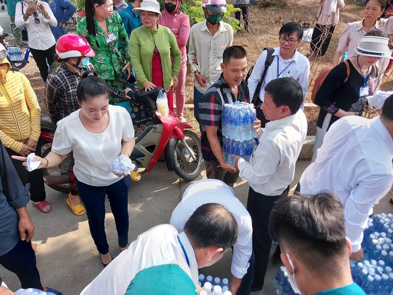 Chi hội Nam y An Giang cấp phát nước miễn phí cho người dân tại Bến Tre