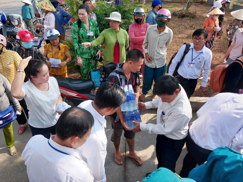 Chi hội Nam y An Giang cấp phát nước miễn phí cho người dân tại Bến Tre