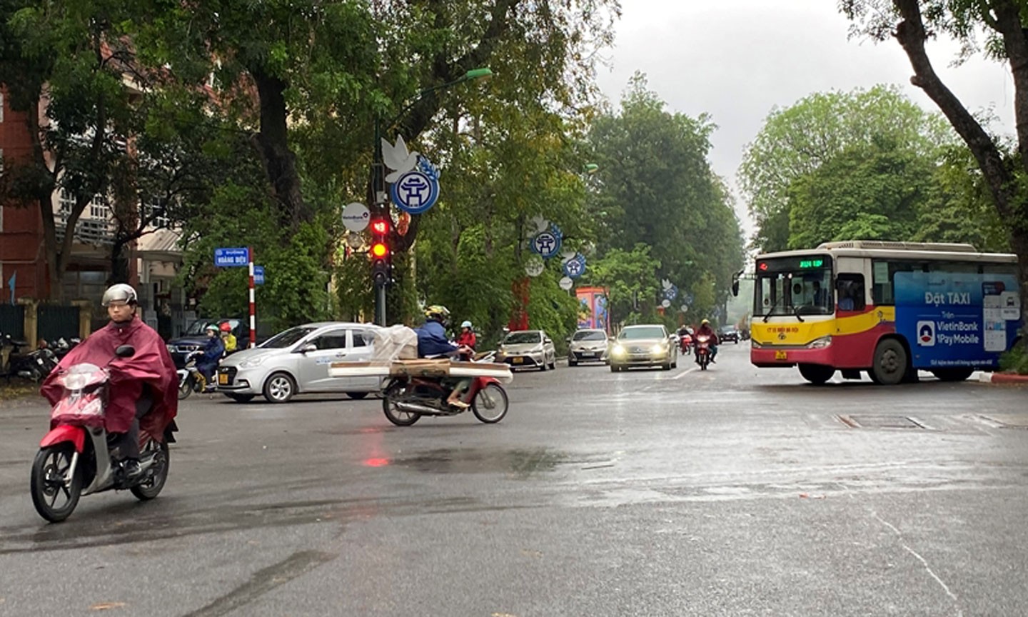 Dự báo thời tiết ngày 12/5/2024: Hà Nội âm u, mưa dông lớn ngày cuối tuần