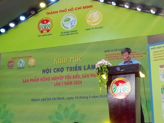 Ông Nguyễn Văn Lượng - Uỷ viên Ban Thường vụ, Giám đốc Trung tâm Dạy nghề và Hỗ trợ nông dân - Trưởng Ban Tổ chức Hội chợ, triển lãm báo cáo kết quả công tác chuẩn bị hội chợ và phát biểu khai mạc. Ông Nguyễn Văn Lượng - Uỷ viên Ban Thường vụ, Giám đốc Trung tâm Dạy nghề và Hỗ trợ nông dân - Trưởng Ban Tổ chức Hội chợ, triển lãm báo cáo kết quả công tác chuẩn bị hội chợ và phát biểu khai mạc.