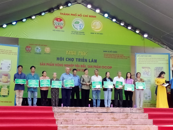 Đại diện Ban Tổ chức trao quà đến bà con. Đại diện Ban Tổ chức trao quà đến bà con.