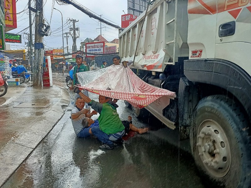 TP.HCM: Va chạm với xe tải, một người đàn ông bị gãy chân