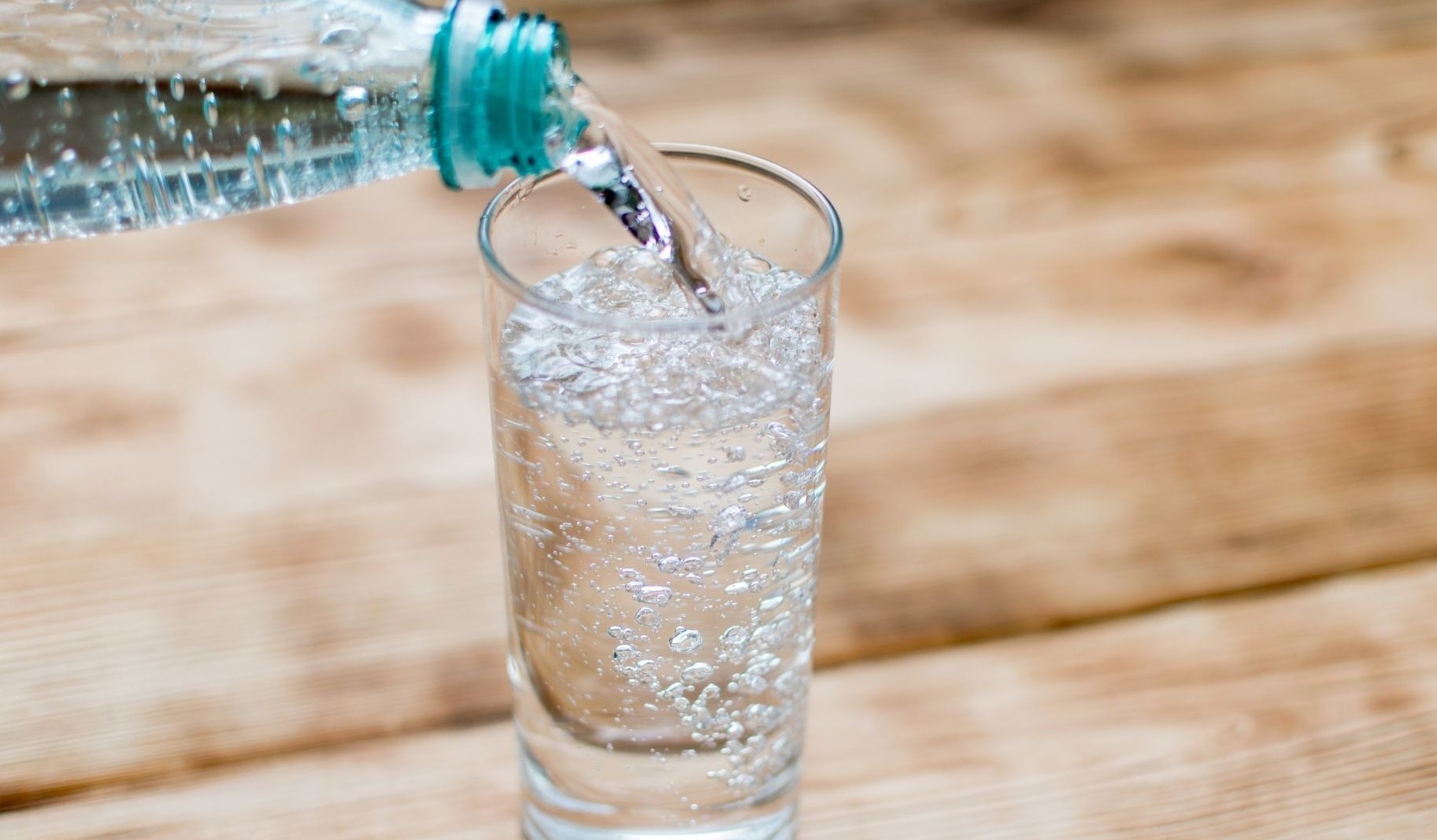 Uống nhiều nước khoáng có gas có gây sỏi thận?