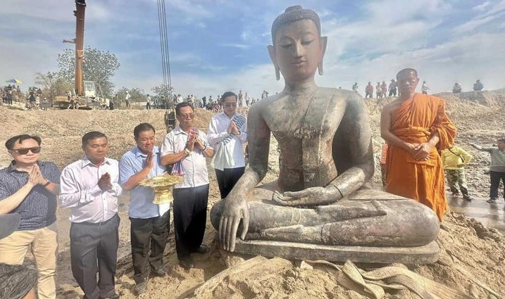 Lào tiếp tục khai quật nhiều tượng Phật cổ gần sông Mekong
