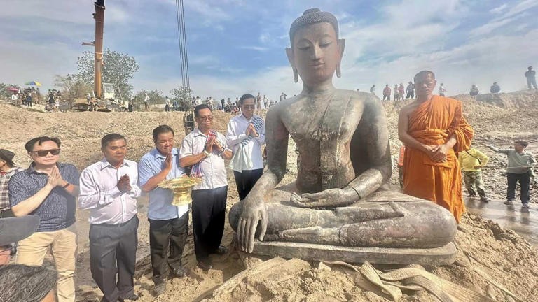 Bức tượng Phật 1.000 năm tuổi đã được khai quật thành công. Ảnh: Matichon