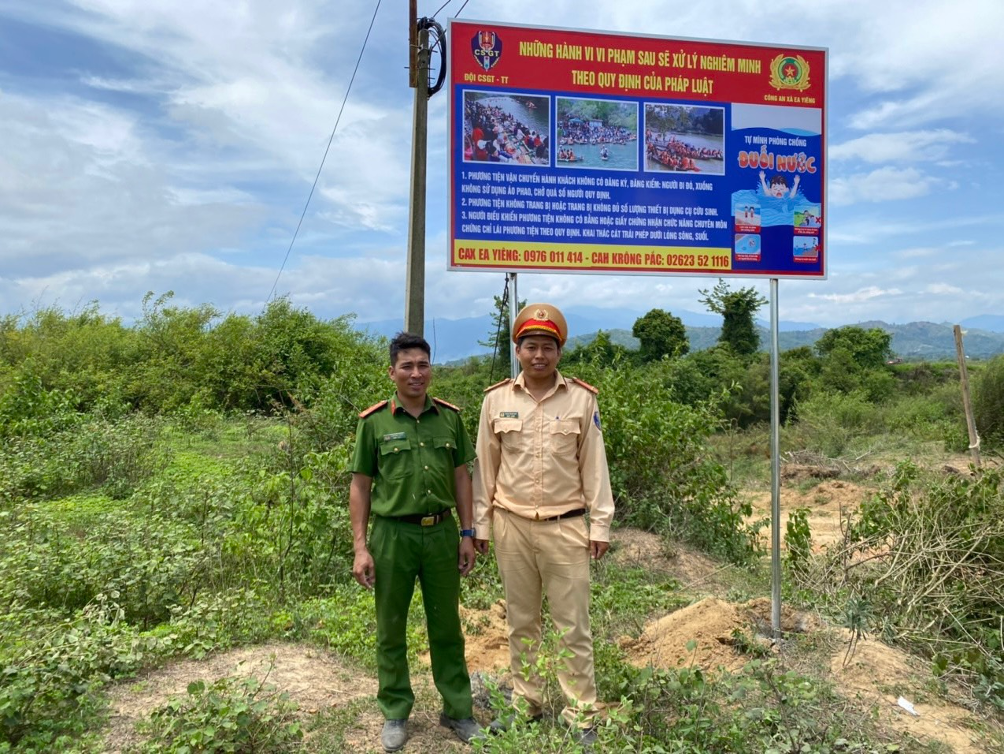 Cắm bảng tuyên truyền, phổ biến luật an toàn giao thông tại xã Ea Yiêng,  huyện Krông Pắk.