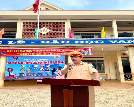 Cán bộ đội CSGT công an huyện Krông Pắk tuyên truyền phổ biến luật an toàn giao thông.