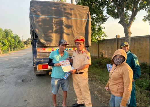 Huyện Krông Pắk: Tăng cường công tác tuyên truyền, phổ biến luật an toàn giao thông