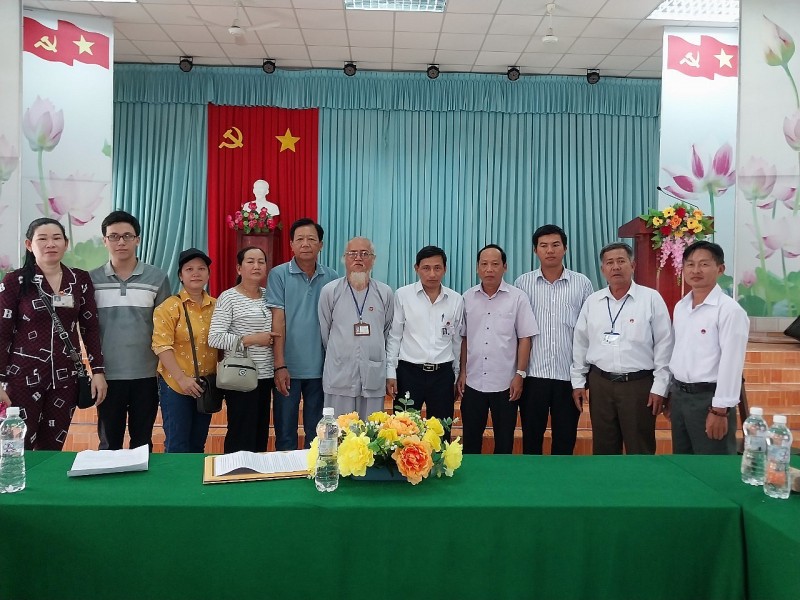 Chi hội Nam y An Giang tặng nước uống miễn phí cho bà con tỉnh Bến Tre