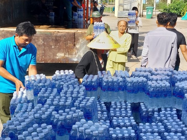 Chi hội Nam y An Giang tặng nước uống miễn phí cho bà con tỉnh Bến Tre