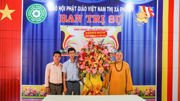 Tạp chí Sức khoẻ Việt - VPĐD TP.HCM thăm, chúc mừng Đại lễ Phật Đản Ban Trị sự Giáo hội Phật giáo Việt Nam Thị xã Phú Mỹ